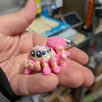 Pająk plus różowy - brelok do kluczy skakun